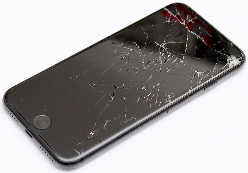 Cracked smartphone screen, photo by Jan Kuss
